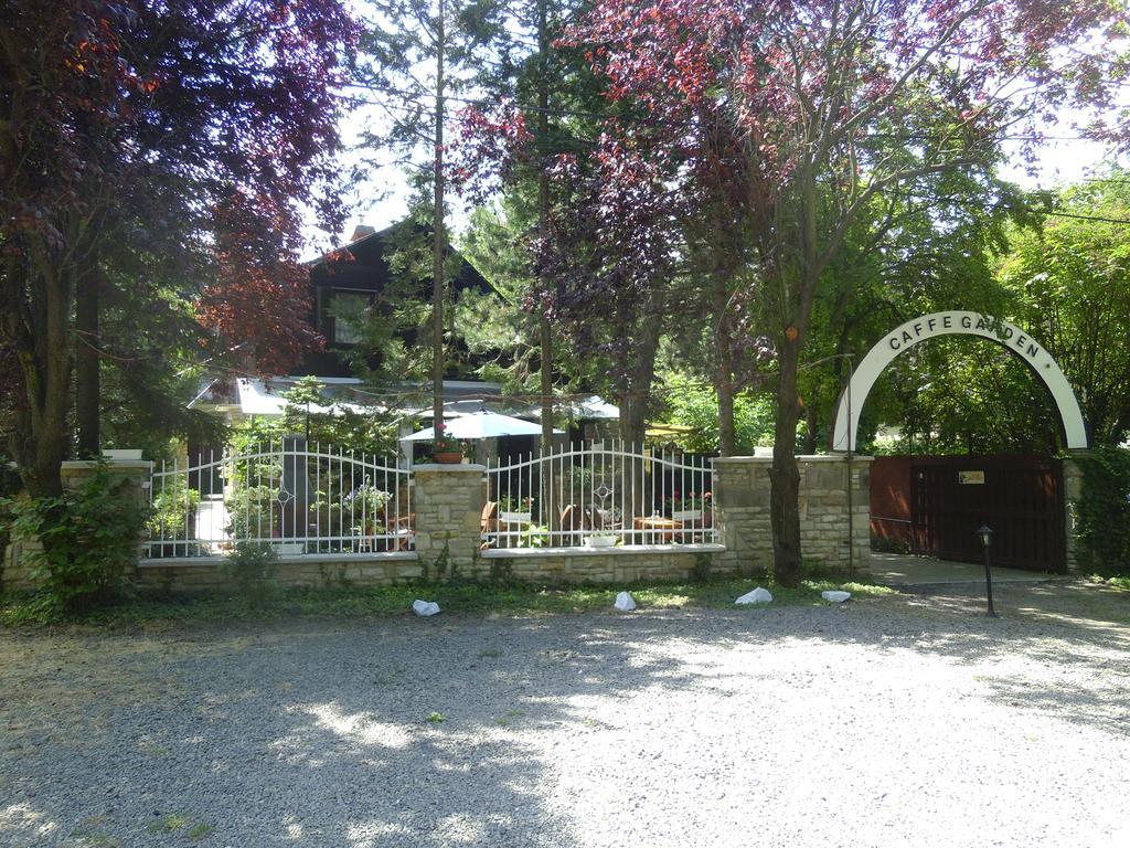 Garden Etterem Kavezo Es Panzio Tahitotfalu Ngoại thất bức ảnh